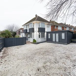 Estwood - Gated House Southampton
